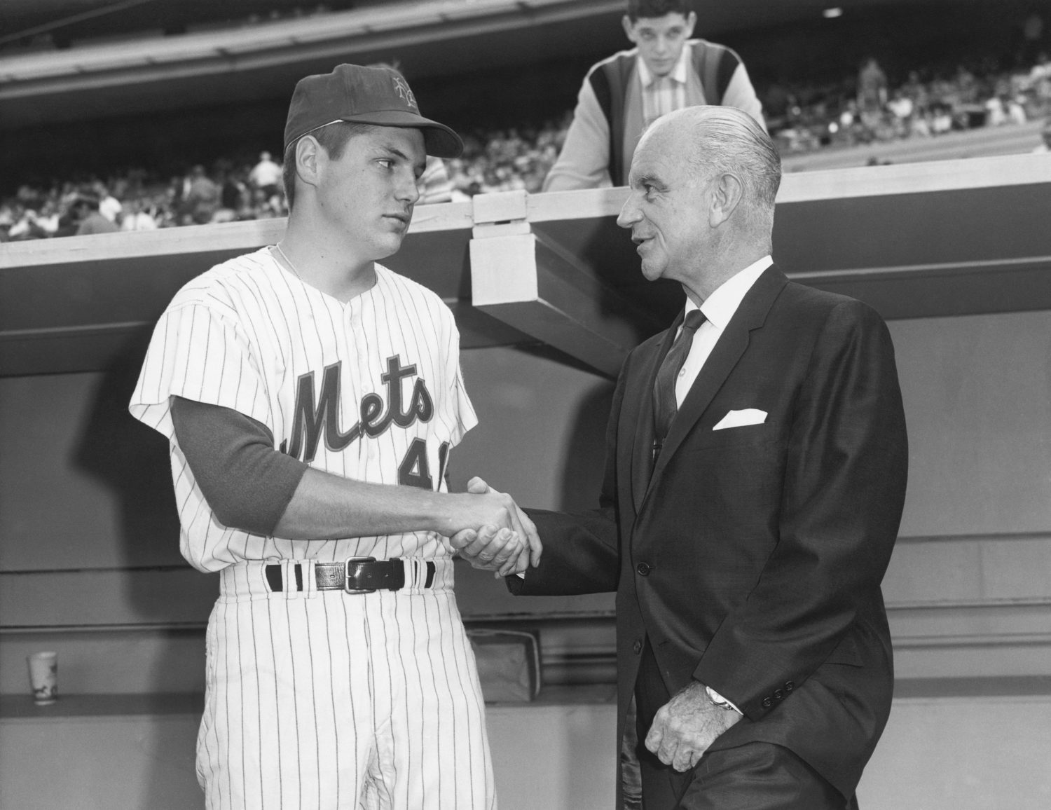 Tom Seaver Shakes Hands With MLB Commissioner William Eckert