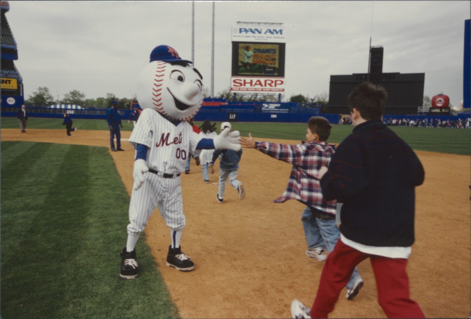 Mr. Met Motivates Young Fans at Shea Stadium