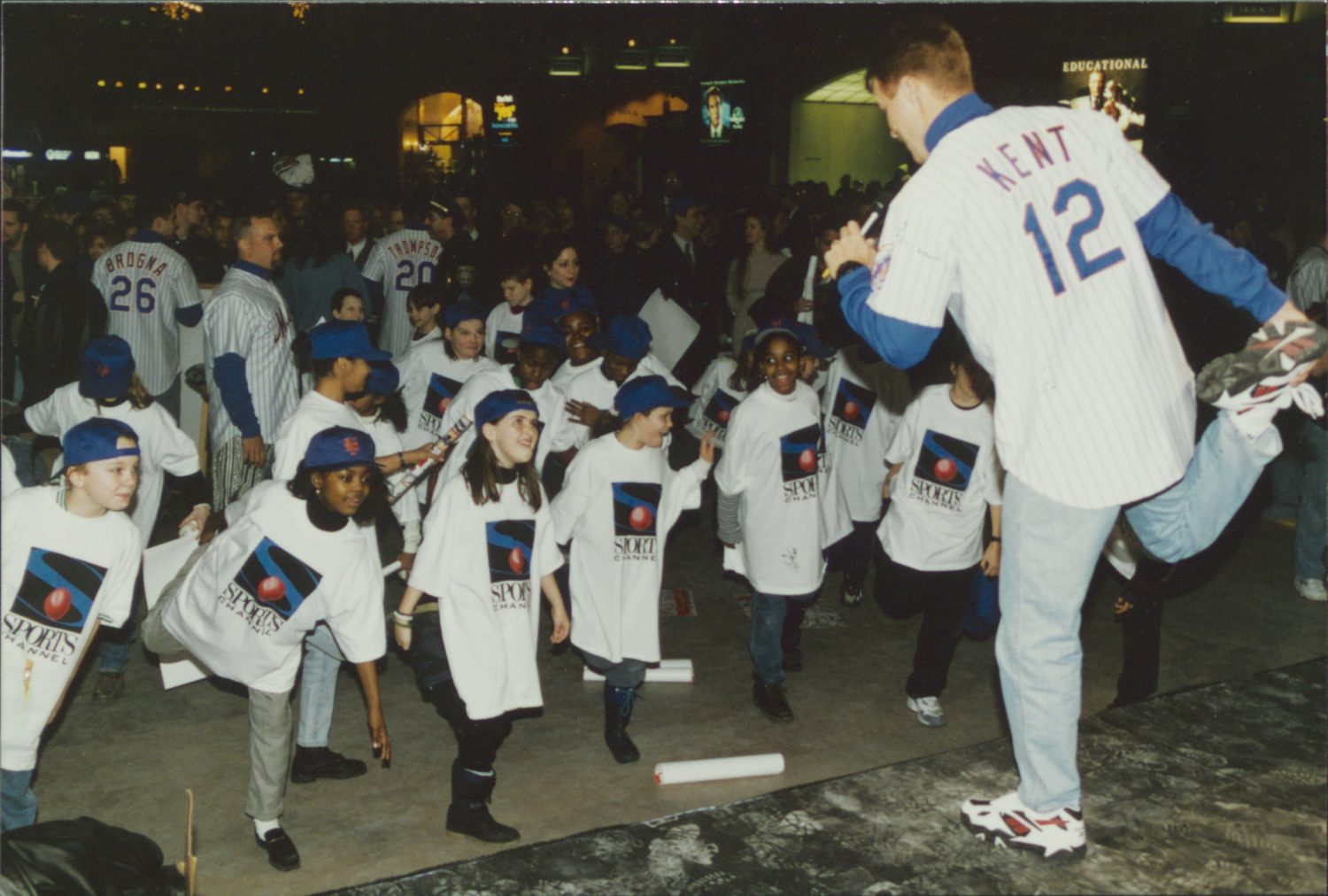 Jeff Kent Leads Exercises for Young Mets Fans