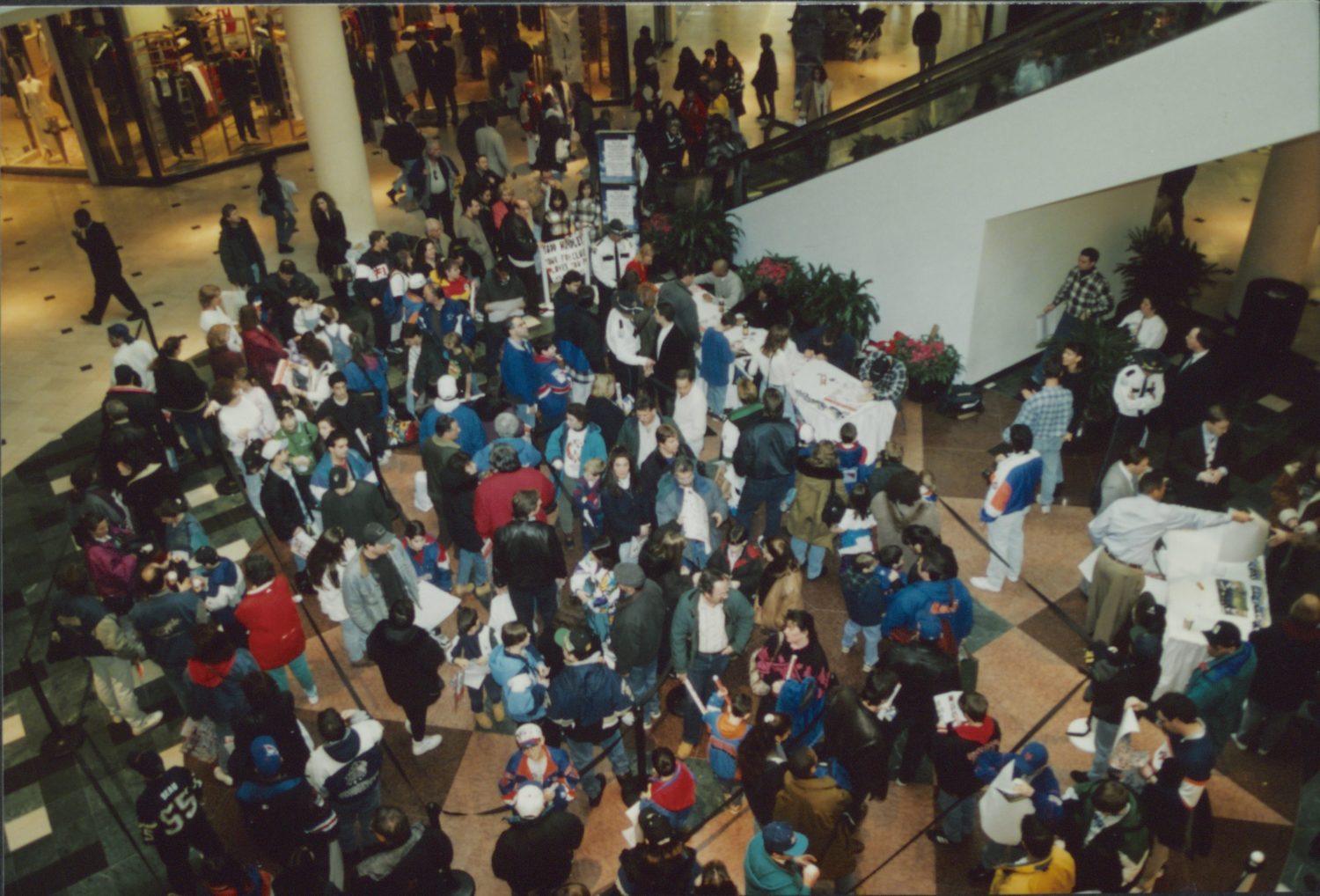 Fans Wait for Autographs at Roosevelt Field Mall