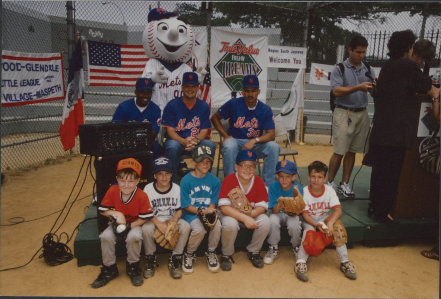 Alberto Castillo, Alex Ochoa and Bruce Benedict Pose With Mr. Met and a Group of 6 Young Fans