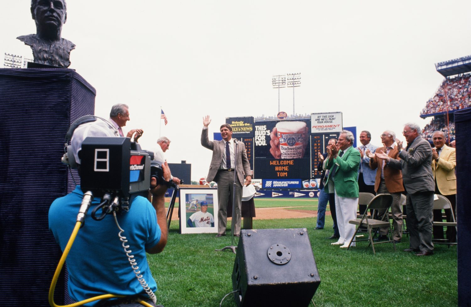 Fans Pack Shea for Tom Seaver Number Retirement