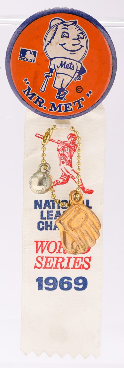 Mr. Met Button with Gold Glove Charm
