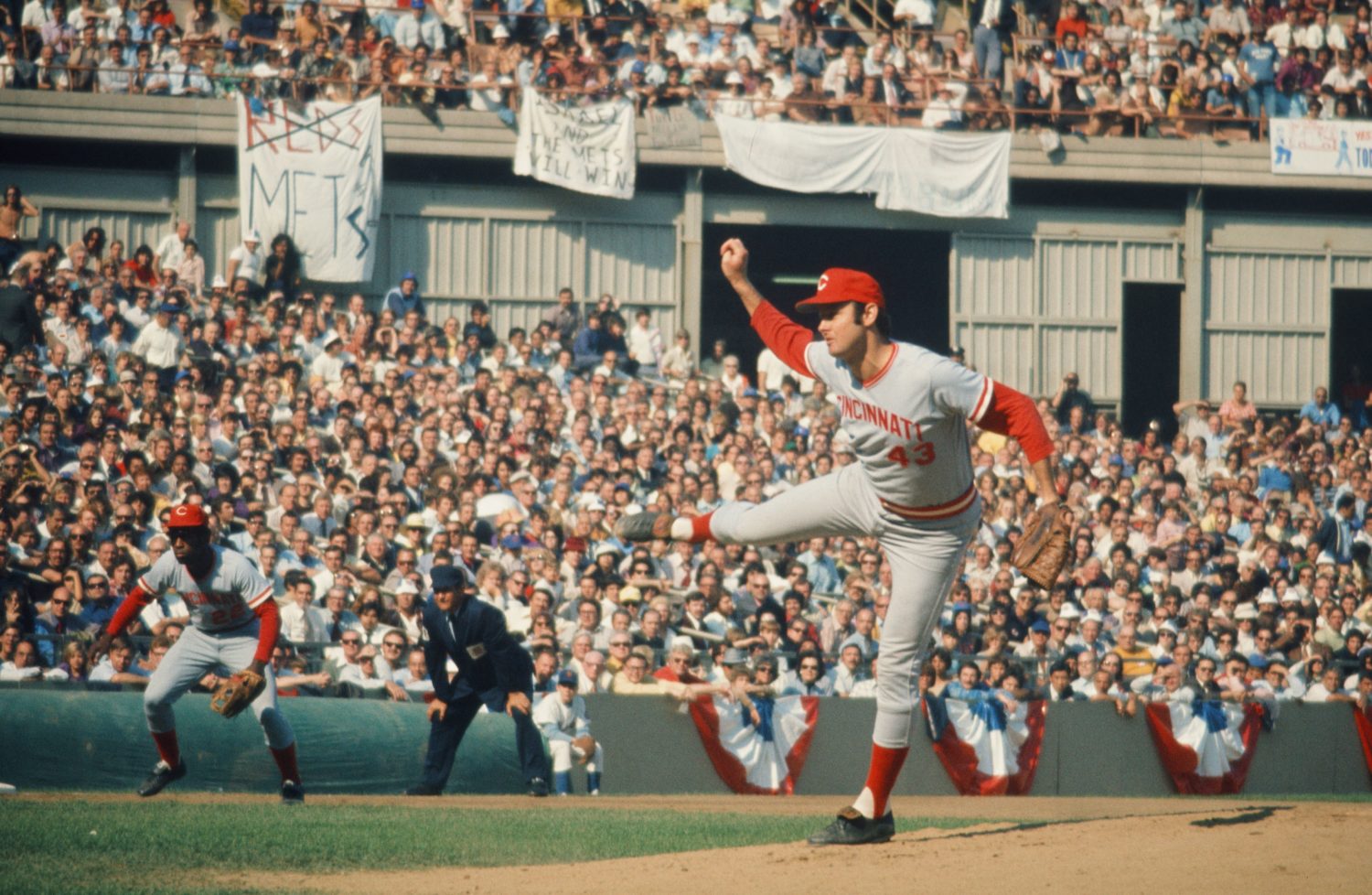 Mets Fans Support Team in 1973 NLCS As Jack Billingham Pitches for Reds
