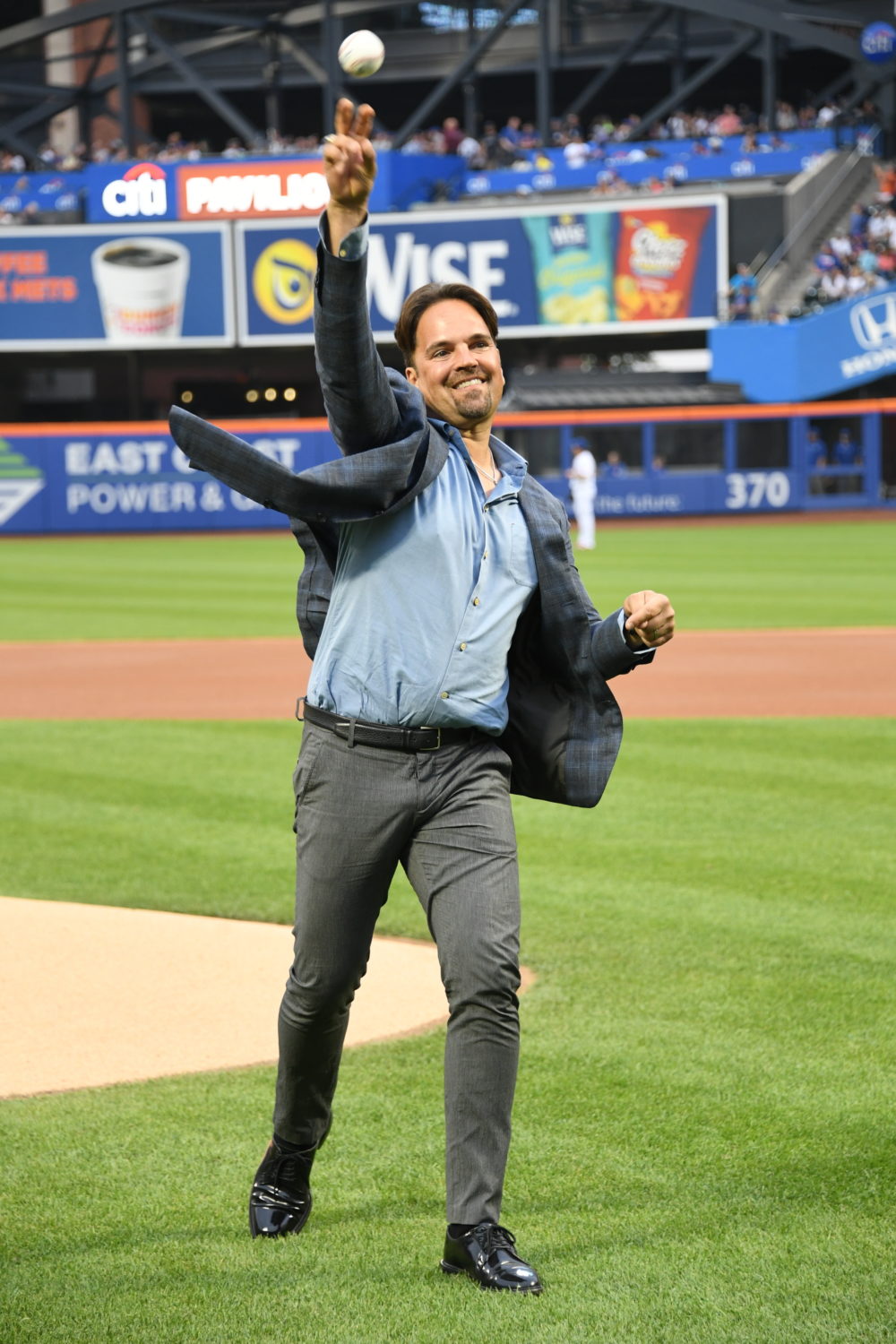 Mike Piazza Throws First Pitch in 2018