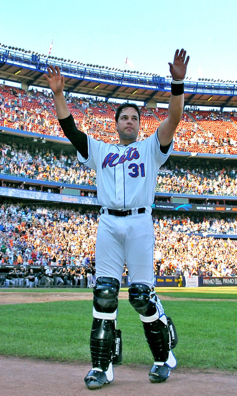 Mike Piazza Bids Farewell in Final Game as a Met