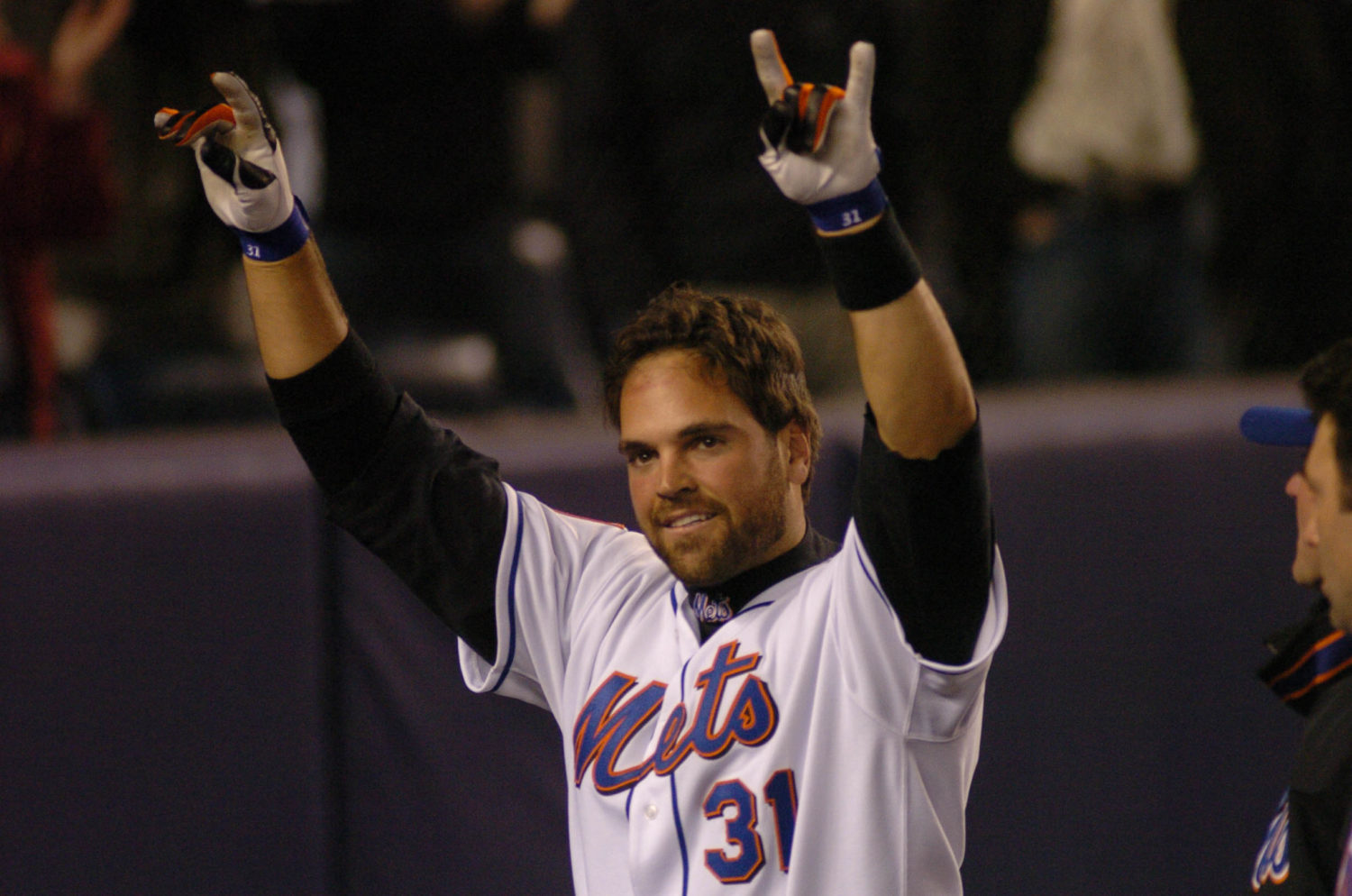 Mike Piazza Hits Walk-Off Home Run in 11th Inning