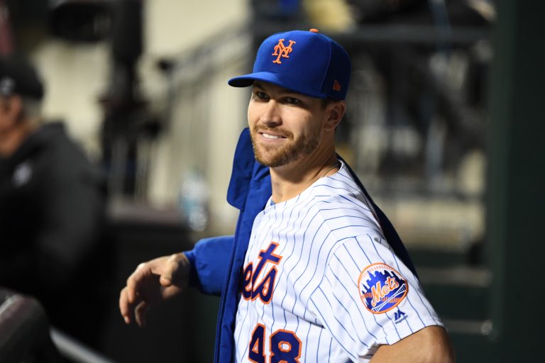 Jacob deGrom Keeps Arm Warm Between Innings