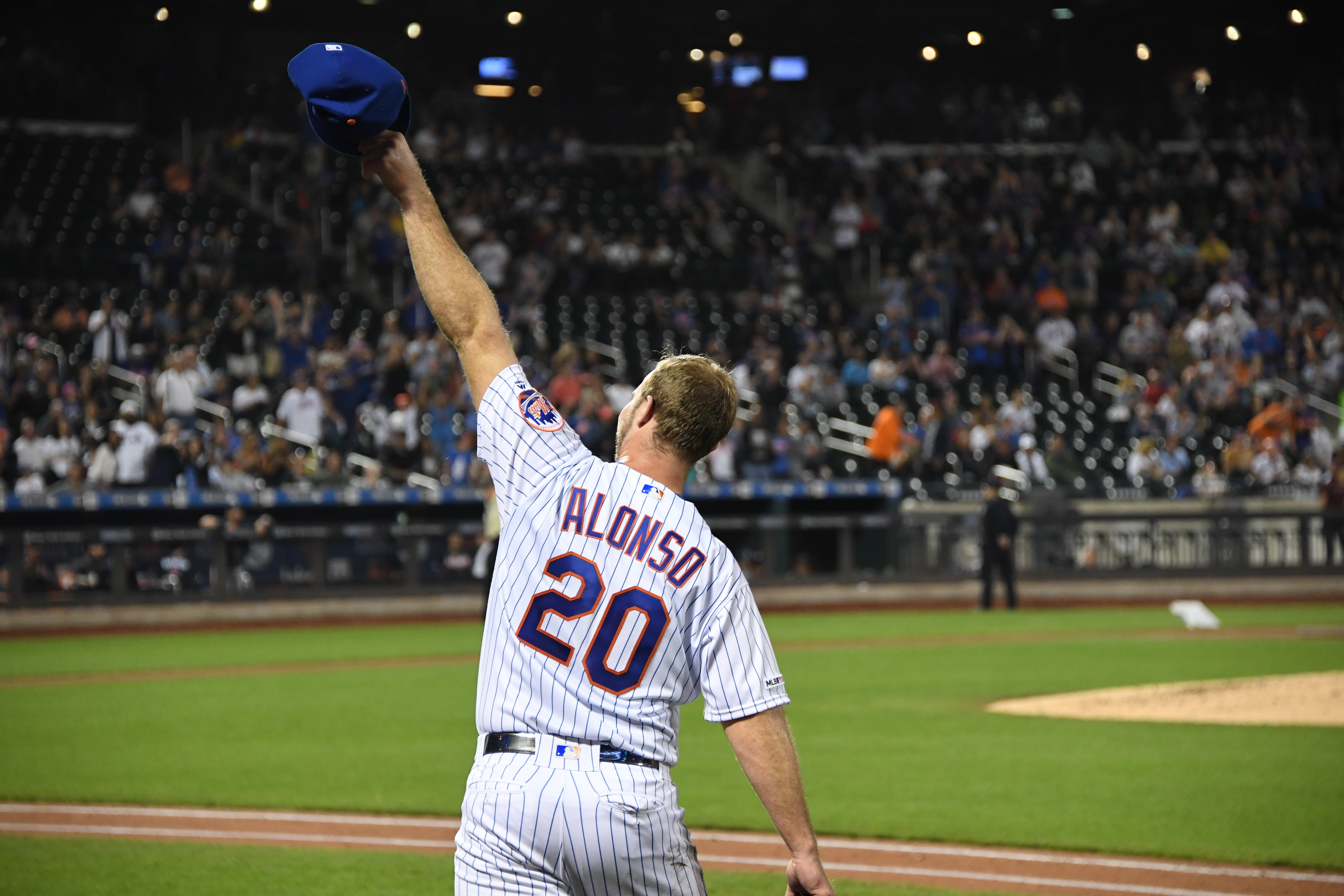 Pete Alonso Tips Hat to Crowd