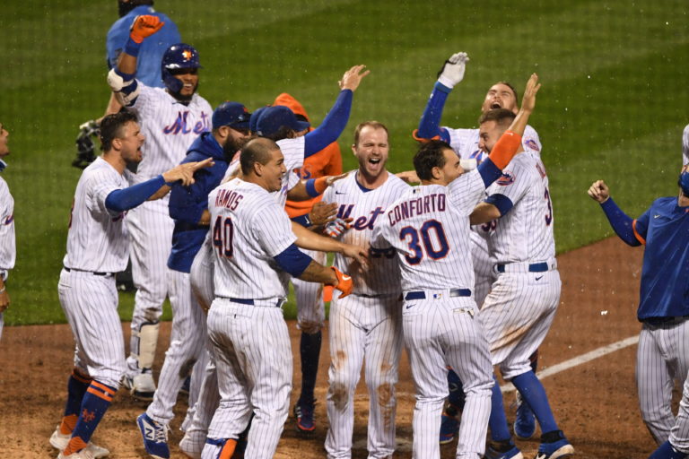 Mets Celebrate Alonso's Walk-Off Home Run