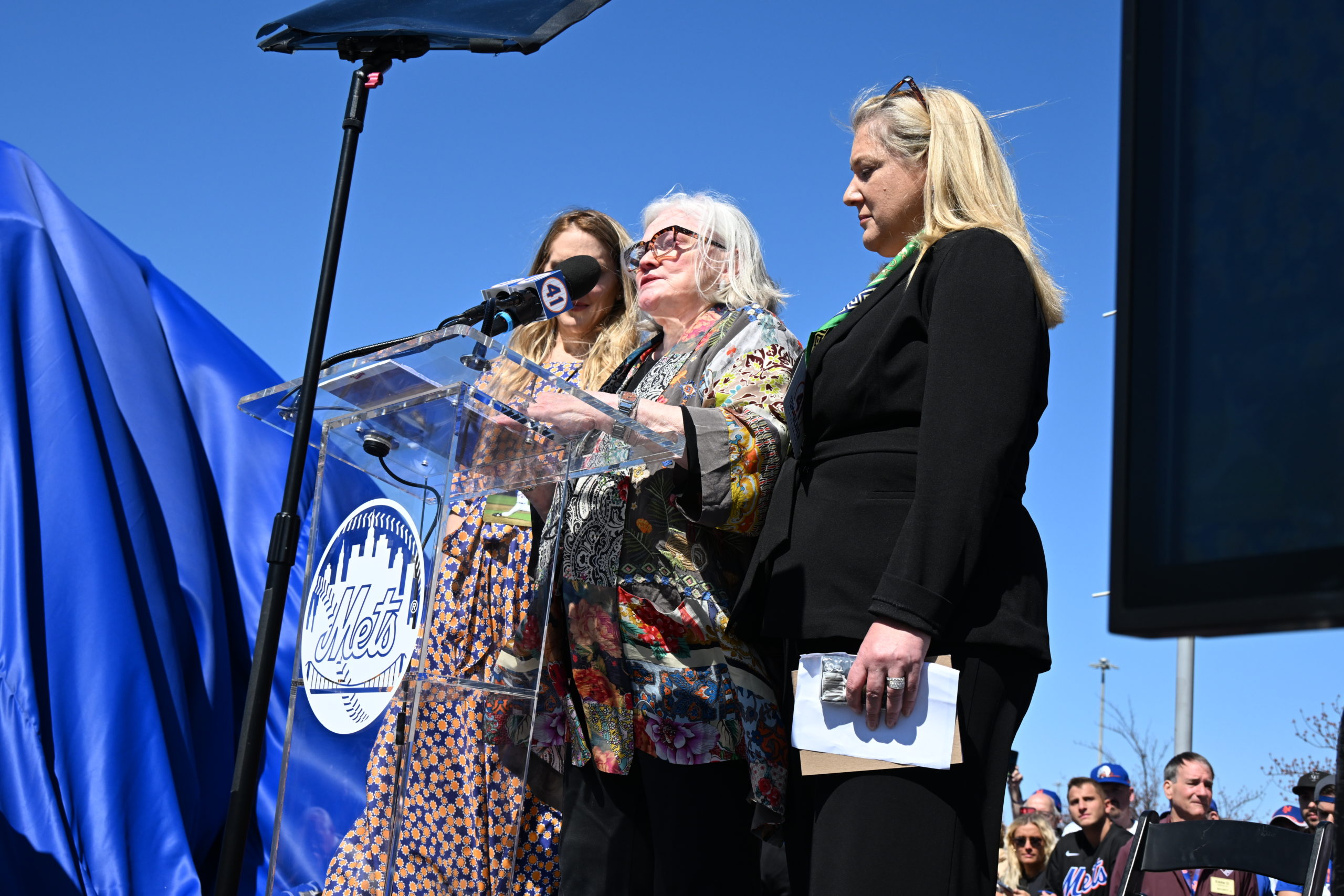 Tom Seaver's family addresses crowd at Tom Seaver statue unveiling - Mets  History